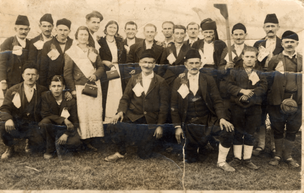 FOTOGRAFIJA iz 1938. krije stravičnu tajnu: Slika svatova Mileve i Bogdana Medana iz Prebilovaca tužan podsetnik na ZVERSTVA nad Srbima u HERCEGOVINI! (FOTO) 


